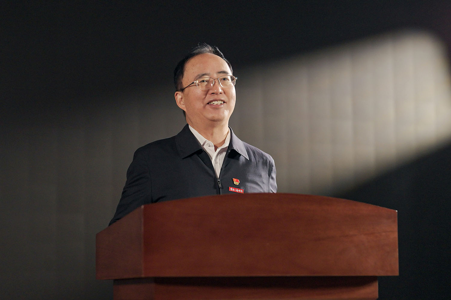 校长蒋永文在开学典礼上讲话