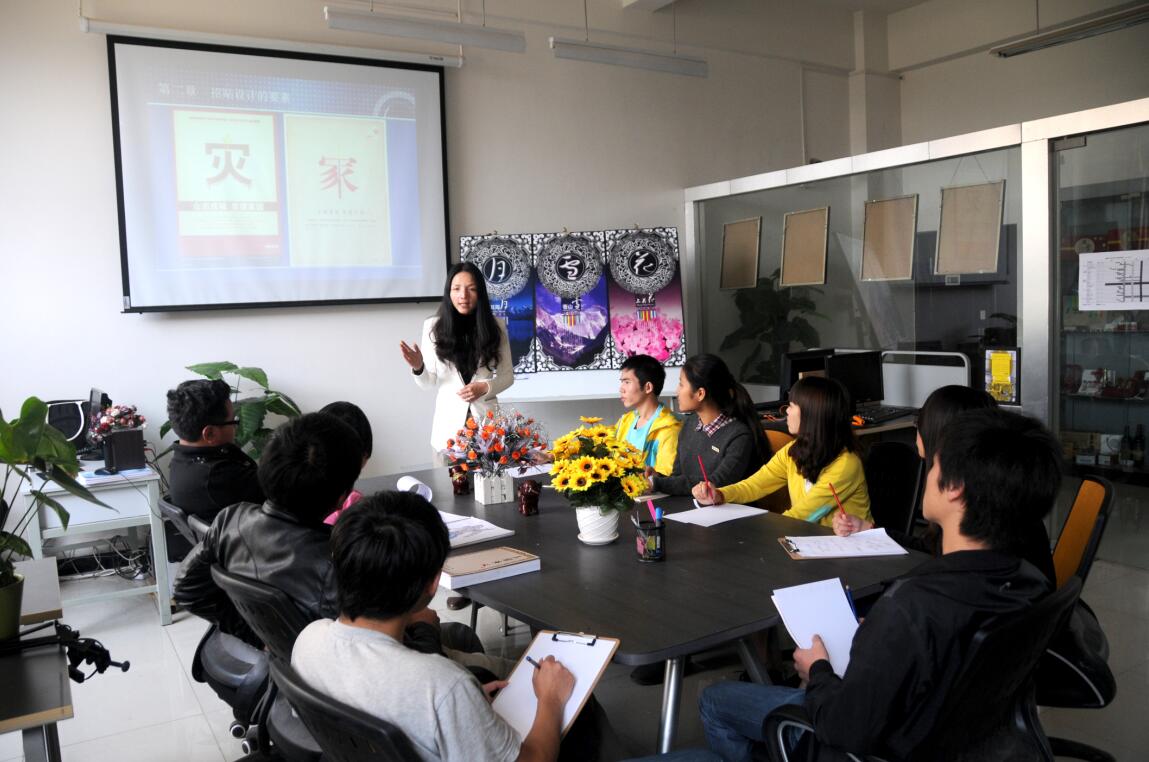 09 原有艺术设计实验(训)室.jpg