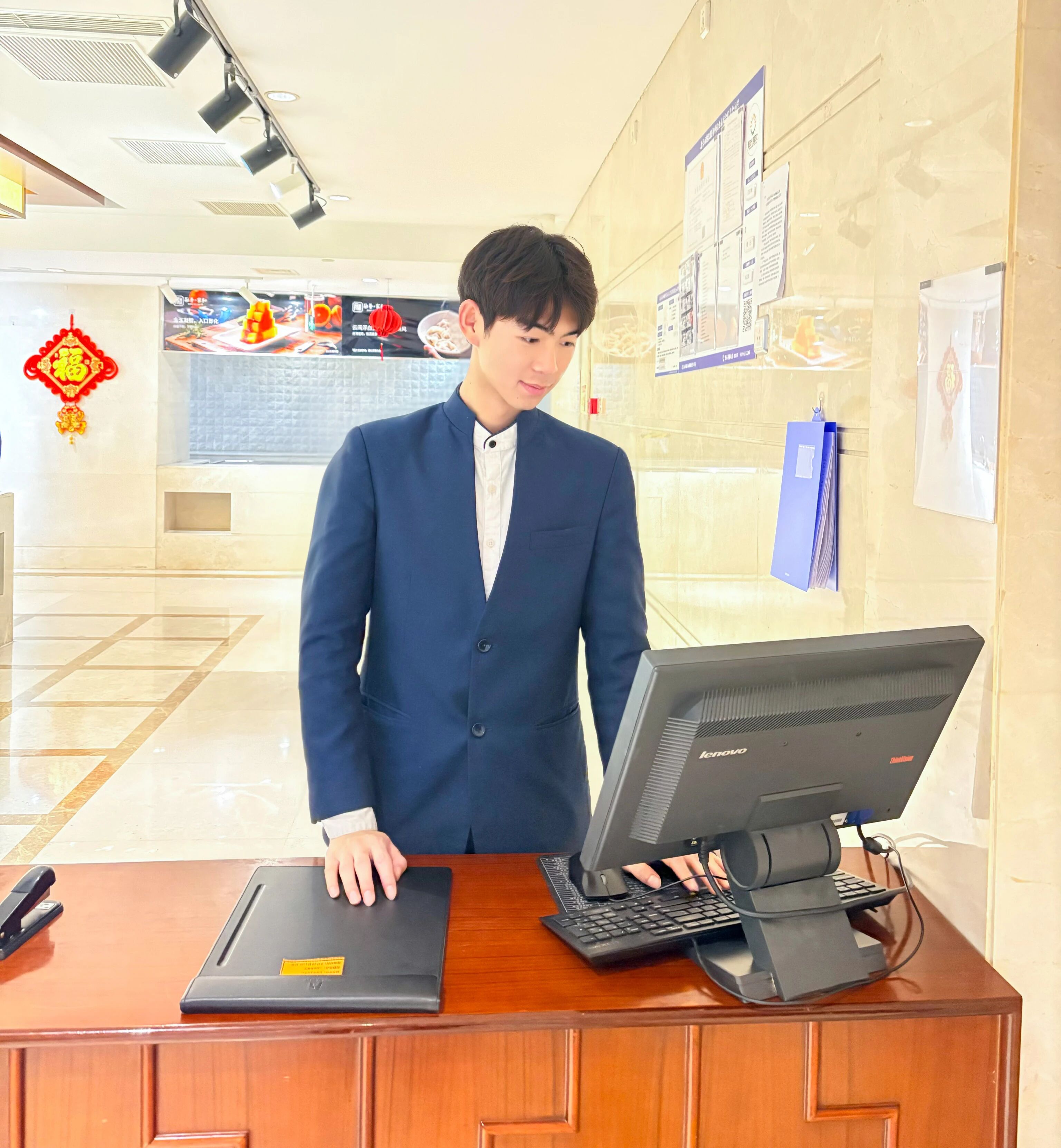 春赴盛会 青春护航 —— 云南工商学院学子在全国两会一线绽放青春风采